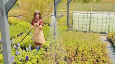 Bir Bahçıvan Bahçe Hortumuyla Çiçekleri Suladı.