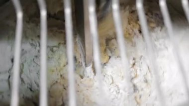 Hamur karıştırma makinesi. Karıştırılan hamurun ızgarasının içinden bir manzara