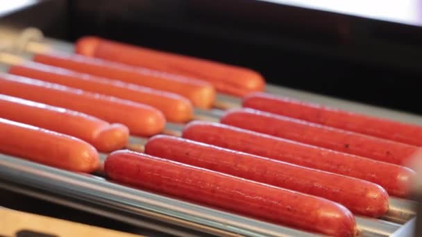 Kiełbaski Hot Dogowe Podgrzewane Obrotowe Zbliżenie Kucharze Strony Biorąc Kiełbasa — Wideo stockowe