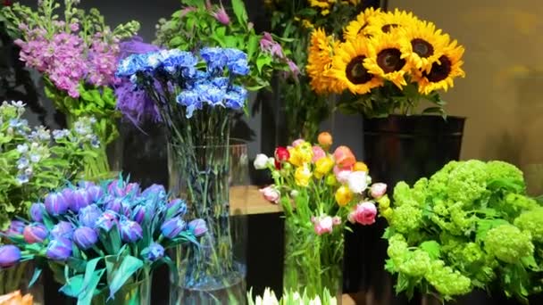 Närbild Vackra Blommor Kylskåpet Blomsteraffär Rosor Hortensior Tulpaner Solrosor Och — Stockvideo