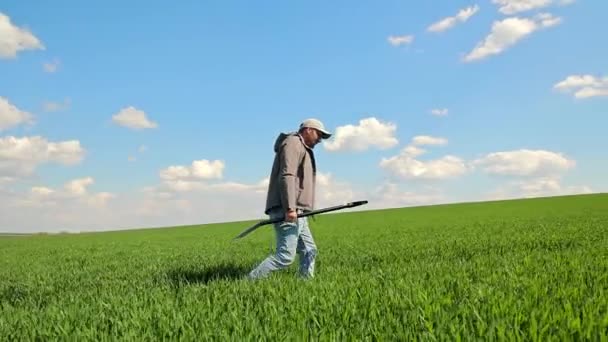 Farmer Shovel Walks Green Field Agriculture Agrarian Business — Stock Video