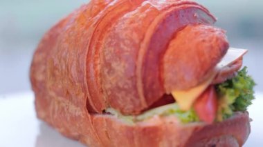 Kahvaltıda kruvasan sandviçi. Kruvasan dönüyor.