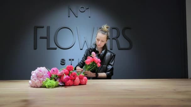 Young Woman Florist Prepares Bouquet Flowers Shop Floristry Concept Small — Stock Video
