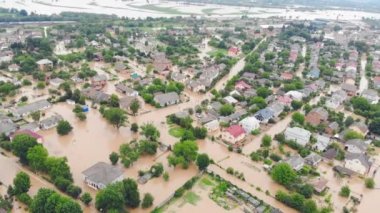 07.06.2023 Ukrayna Kherson. Aerial View City büyük bir nehir tarafından sular altında kaldı. Yağmur sırasında taşan ve büyük bir şehri sular altında bırakan bir nehir.