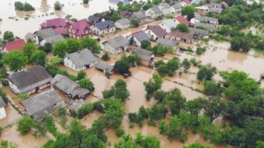 07.06.2023 Ukrayna Kherson. Çevre felaketi ve iklim değişikliği. Şehri ve evleri sular altında bırakan hava manzaralı nehir. Suda su basmış evler