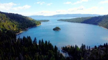Tahoe Gölü üzerindeki hava manzarası, Nevada, ABD. Temiz bir gölün taşlı kıyısı. Büyük bir gölün temiz suyu. Kaliforniya 'nın inanılmaz doğası.
