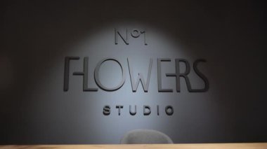 Bir çiçekçi bir çiçekçide buket yapar. Bir Buket Çiçek Oluştur