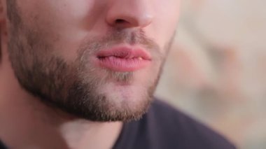 Mans Mouth yakın plan yemek yiyor. Çiğneyen Bir Adamın Yakın Çekimi.