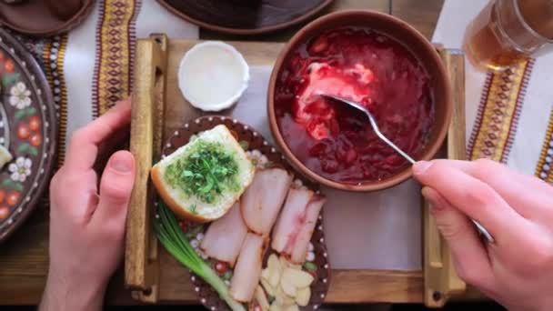 传统的乌克兰菜Borscht 吃第一人称Pov的红色乌克兰罗宋汤 一只手用勺子搅拌第一道甜菜 — 图库视频影像