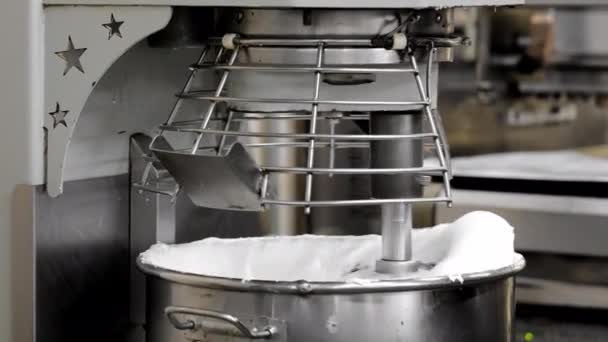 お菓子の生産におけるクリームの自動生産 ミキサーはクリームマスをホイップします — ストック動画