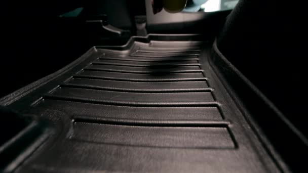 小木屋里汽车的污染 一个女人的手把一个一次性纸杯扔在车底垫上 洒在车上地毯上的咖啡 — 图库视频影像