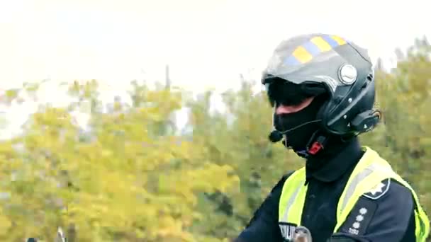ウクライナゾヴァラ 2022 オートバイの警察官 ヘルメットを身に着けているオートバイで速く乗る警察官のクローズアップ — ストック動画