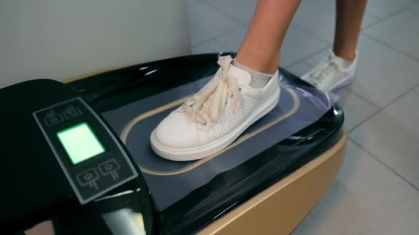 Tampas Sapato Automáticas Uma Instituição Médica Criança Tênis Branco Fica — Vídeo de Stock