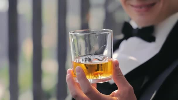 Bir Adam Bir Bardak Viski Tutuyor Bardaktaki Içkiyi Inceliyor Viski — Stok video