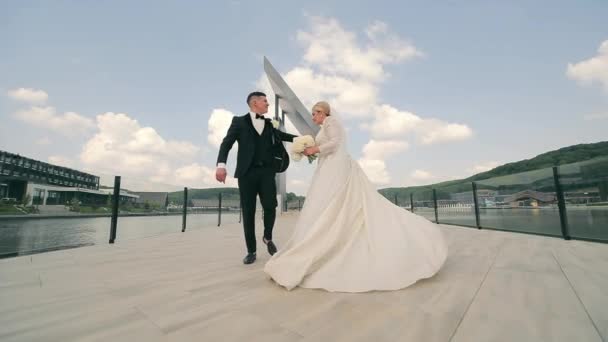 Stilvoller Bräutigam Und Hinreißende Braut Tanzen Zusammen Der Nähe Des — Stockvideo