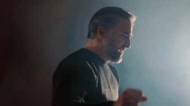 Modern Şarkıcı ve Gitarist Grubu, Müzik Konseri 'nde sahne alacak. Ukrayna mızrağıyla erkek vokalist Kara Kazak üzerinde Ulusal Şarkılar söylüyor.