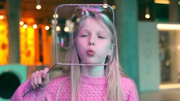 Маленькая Девочка Надувает Квадратный Мыльный Пузырь Помещении Концепция Счастливого Детства — стоковое видео
