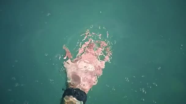 Langsom Bevegelse Mennesket Som Fordyper Seg Azure River Water Nærbilde – stockvideo