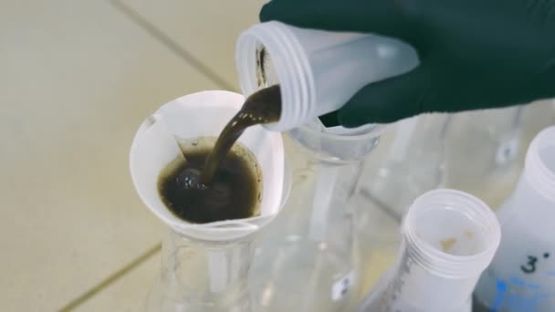 Analista Agroquímico Vertiendo Muestras Suelo Mezcladas Con Extractos Filtros Laboratorio — Vídeo de stock
