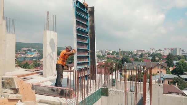 Byggaren Arbetar Byggarbetsplatsen Installation Metallkonstruktioner För Fyllning Med Monolit Byggare — Stockvideo