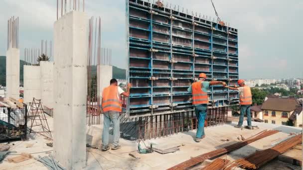 Construtores Instalar Uma Grande Estrutura Metálica Para Derramar Monólito Trabalhos — Vídeo de Stock