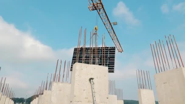 Guindaste Construção Move Carga Durante Construção Uma Casa Trabalho Guindaste — Vídeo de Stock