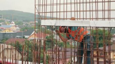 Bir mühendis, bir evin inşası sırasında metal yapılar kuruyor.