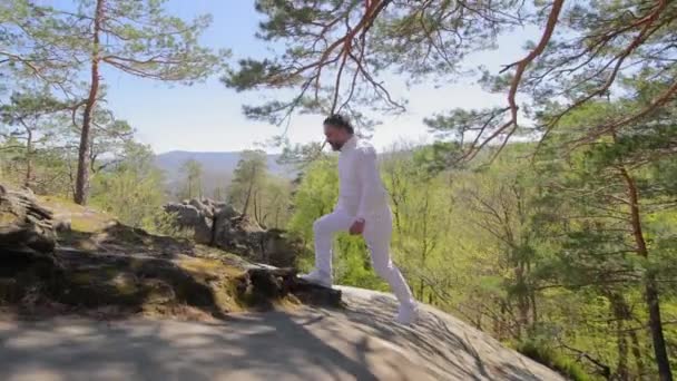 Samiec Wspina Się Białych Ubraniach Bez Plecaka Łatwe Wejście Góry — Wideo stockowe