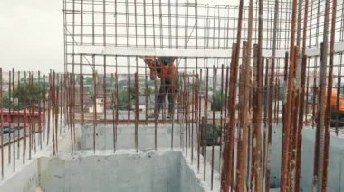 Bir mühendis, bir evin inşası sırasında metal yapılar kuruyor.