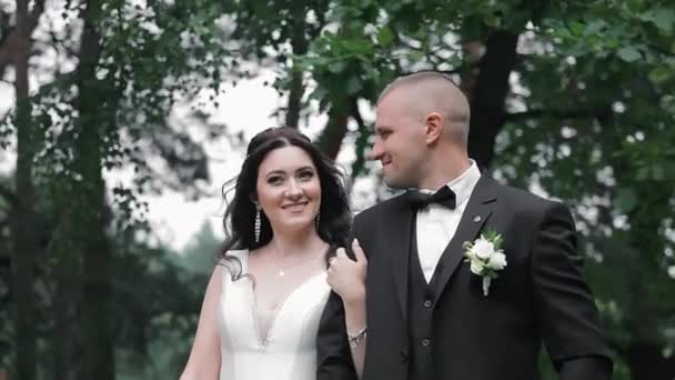 Boldog Friss Házasok Sétálnak Parkban Menyasszony Vőlegény Parkban Sétálnak Esküvőjük — Stock videók