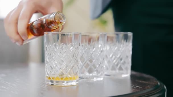 Primer Plano Hombre Vertiendo Whisky Vaso Sobre Mesa Hay Tres — Vídeo de stock