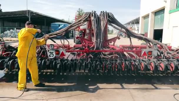 Lavage Machines Agricoles Grande Taille Nettoyage Jardinière Avec Eau Sous — Video