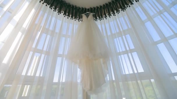 Роскошное Свадебное Платье Невесты Висит Панорамном Стекле Утром День Свадьбы — стоковое видео