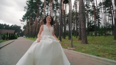 Gelin düğün gününde parkta tek başına koşar.