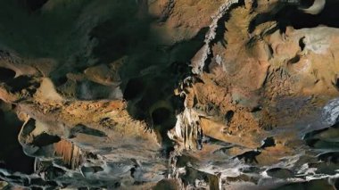 Tavanda sarkıtlar olan bir mağara. Sant Josep Koyu.