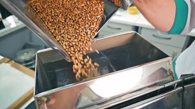 Tahıl kesirlere göre sıralanıyor. Bir tarım laboratuvarında çalışmak