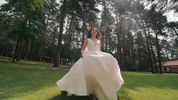 Χαρούμενη Νύφη Που Τρέχει Στο Πάρκο Και Χαμογελάει Στην Κάμερα — Αρχείο Βίντεο