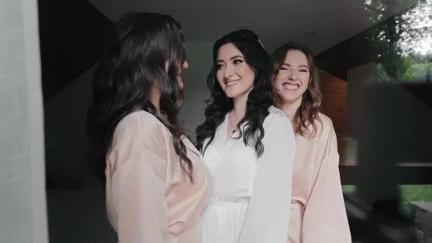 Una Novia Feliz Dos Damas Honor Posan Para Cámara Sonriendo — Vídeo de stock