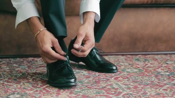 Hombre Atando Cordones Sus Zapatos Negros Concepto Ponerse Zapatos Cerca — Vídeo de stock