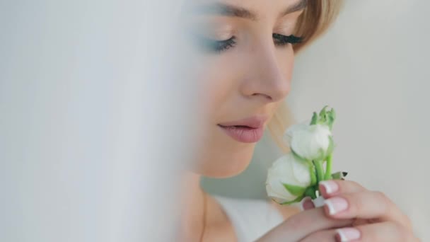 Retrato Uma Bela Noiva Cheirando Pequenas Rosas Brancas Olhando Para — Vídeo de Stock