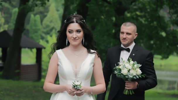 Sposo Avvicina Alla Sposa Con Bouquet Sposa Nel Parco Sposa — Video Stock