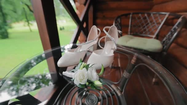 Взуття Наречених Бутоньєрка Наречених Лежать Скляному Столі Аксесуари День Весілля — стокове відео
