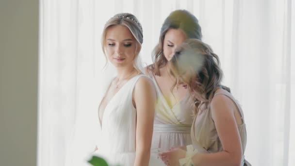Bruid Twee Vriendinnen Van Bruid Helpen Linten Van Jurk Strikken — Stockvideo