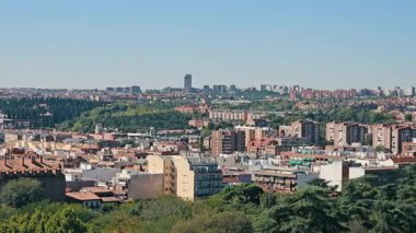 Madrid 'in yüksekliği. Madrid 'deki Puerta del Angel mahallesinin manzarası..