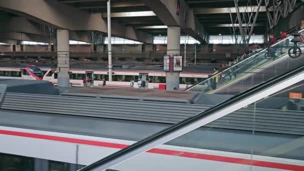 Madrid Spanien 2023 Madrid Puerta Atocha Station Züge Stehen Bahnhof — Stockvideo