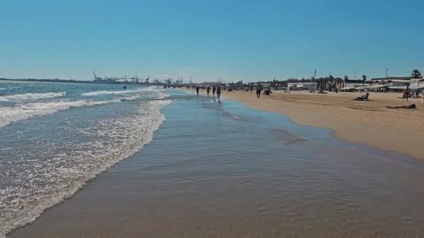 Strand Mit Menschen Valencia Spanien Playa Malvarrosa Die Menschen Sonnen — Stockvideo