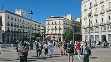 Madrid, İspanya - 28 Eylül 2023 Plaza del Sol Madrid 'in merkezinde popüler bir turizm merkezidir. Meydanda güneşli bir günde birçok turist