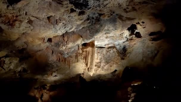 Estalactitas Cuevas Iluminadas Por Luz Una Cueva Con Estalactitas Techo — Vídeo de stock