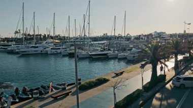Valencia, İspanya açıklarında yatları olan bir liman. Limanda demirli yatlar. Baraj ve yat otoparkının manzarası..