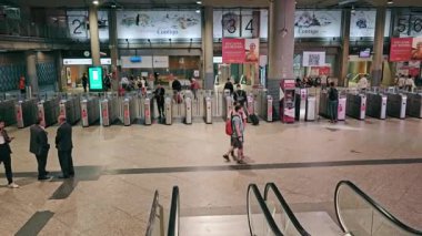 Madrid, İspanya - Eylül 2023 Puerta de Atocha İstasyonu. Metro girişindeki otomatikman turnikelerin görüntüsü. Yolcu kapısı: Yol parasını ödeyen banliyö yolcuları için tarama kartı